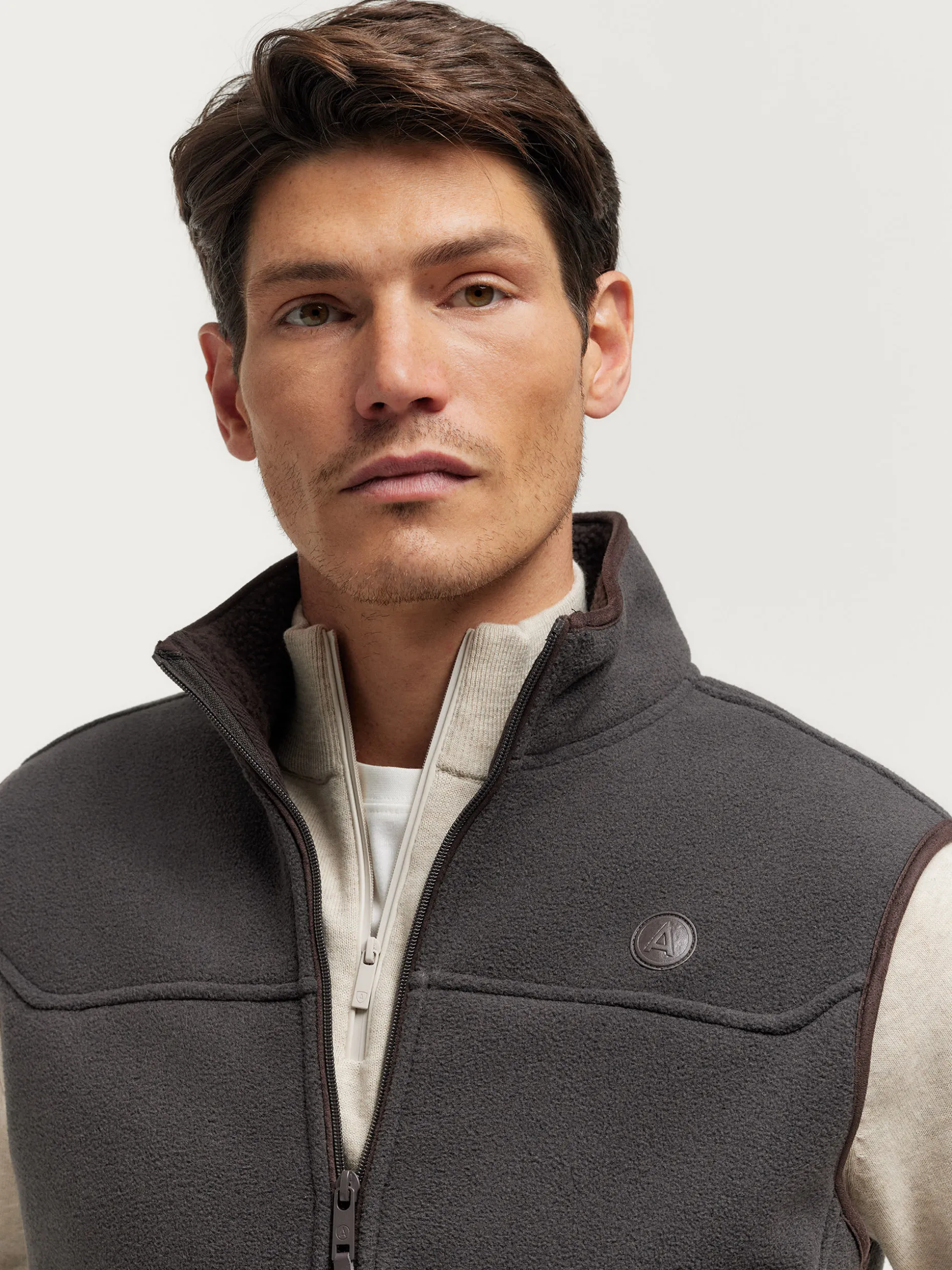 CHALECO SIERRA MARRÓN<Alvaro Moreno Shop